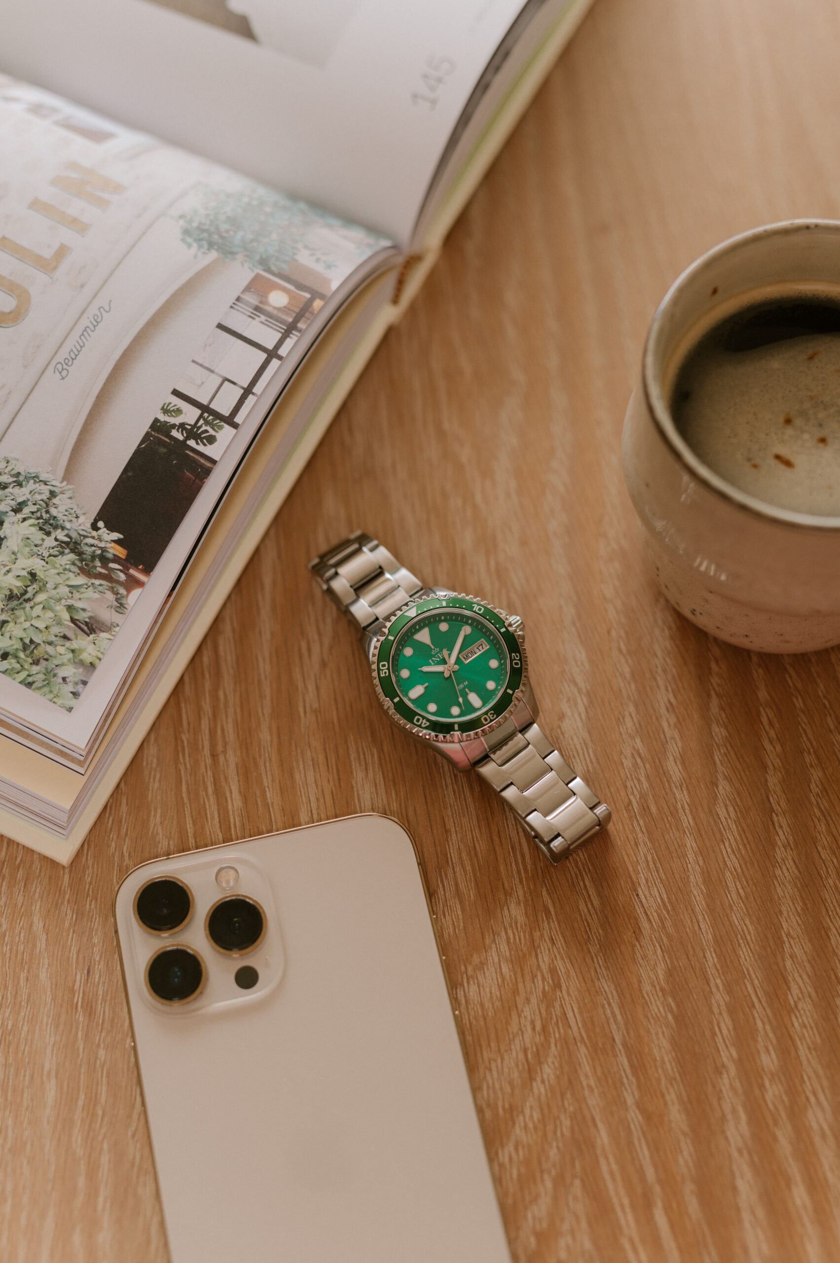 TM76334S-GI – Inex herreklokke i stål dag/dato med grønn skive (40 mm).